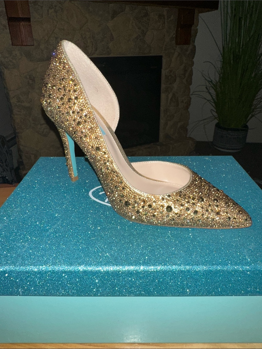 💛💛💛Betsey Johnson Gold Crystal Pointed Toe Stiletto Pump NWOT